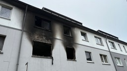 Außenblick auf die ausgebrannten Wohnungen in einem Wohnhaus in Bottrop nach dem Brand am 16.01.2025