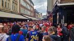 Rumänische Fans in der Düsseldorfer Altstadt