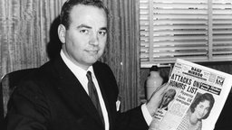 Verleger Rupert Murdoch 1964 mit Ausgabe des "Daily Mirror"	