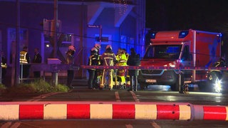 Rettungskräfte am S-Bahnhof Witten-Annen Nord nach einem Unfall, bei dem ein Jugendlicher von einer S-Bahn erfasst wurde