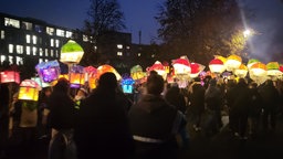 Eine Gruppe von Menschen mit Laternen beim Sankt Martins-Umzug in Kempen