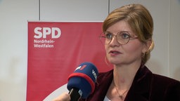 Sarah Philipp im Interview mit WDR-Mikrofon