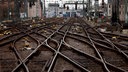 Ineinanderlaufende Weichen und Schienen am Kölner Hauptbahnhof