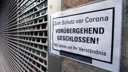 Schild mit Aufschrift "Zum Schutz vor Corona vorübergehend geschlossen"