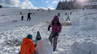 Kinder spielen im Schnee in NRW