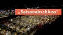 Thumbnail auf dem ein großer Parkplatz mit Autos und die Aufschrift "Saison-Abschluss" zu sehen ist.