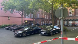 Auf dem Foto sind die geparkten Autos der Minister zu sehen