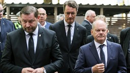 Olaf Scholz und Hendrik Wüst mit Solinger Bürgermeister Tim Kurzbach