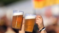 Fans in Nürnberg trinken Bier