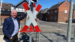 Hansbert Schruff am Bahnübergang in Elsig