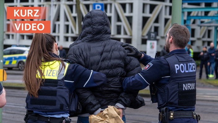 Schüsse bei Boxer-Prozess in Bielefeld am 26.02.25. Viele Einsatzkräfte sind vor Ort