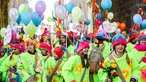 Kostümierte Kinder mit Luftballons