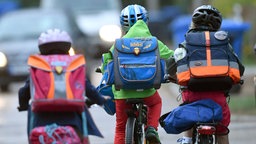 Kinder auf dem Schulweg mit dem Fahrrad