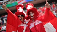 Schweizer Fans feiern vor dem Spiel auf der Tribüne