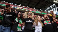 Ungarische Fans feiern vor dem Spiel auf der Tribüne