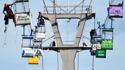 Feuerwehrleute bergen am 30.07.2017 in Köln Menschen aus Gondeln der Seilbahn