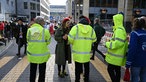 Sicherheitskräfte kontrollieren am Eingang zur abgesperrten Fußgängerzone