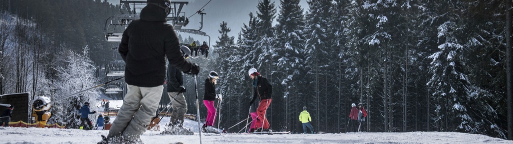 Skifahrer auf einer Piste in Winterberg im Sauerland, Archivbild: 07.02.2020