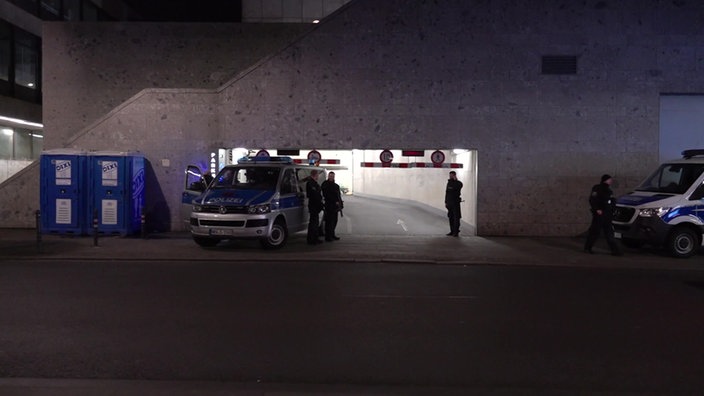 Polizisten vor der Tiefgarage des Kölner Doms