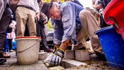 Künstler Demnig bei der Stolpersteinverlegung in Mecklenburg-Vorpommern im September