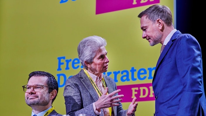 Buschmann, Strack-Zimmermann und Lindner auf dem FDP-Sonderparteitag am 09.02.25