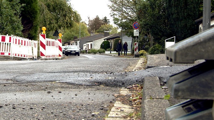 Das Bild zeigt eine marode Straße.