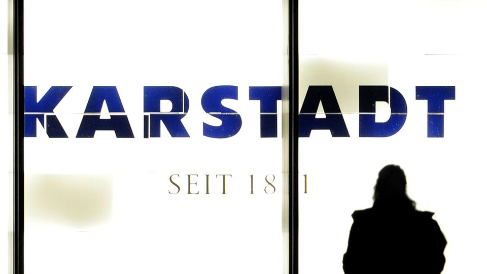 Karstadt Logo an der Zentrale der Warenhauskette