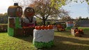 Ein Pärchen aus Strohballen bei der Kürbisernte in Ratingen