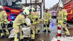 Die Feuerwehr Warendorf legt in der Altstadt vorsorglich Sandsäcke aus.