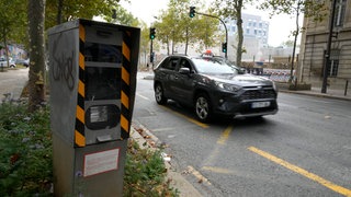 Ein Blitzer steht in einer Straße in Paris.