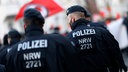 Ein Symbolbild zeigt zwei Polizisten von hinten.