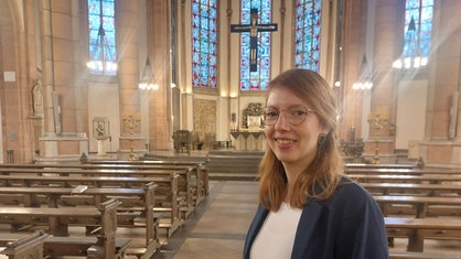 Norpoth steht vor dem Altar einer Kirche 