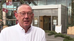 Dr. Thomas Voshaar im Interview vor dem Bethanien-Krankenhaus am 04.12.2020