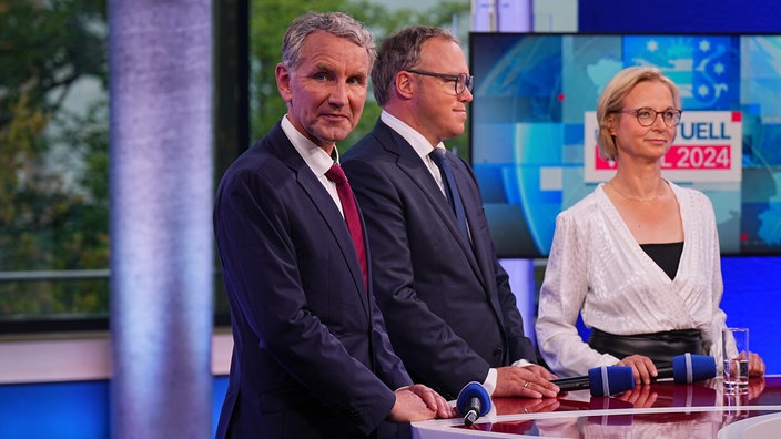 Mario Voigt (CDU), Vorsitzender der CDU in Thüringen und Spitzenkandidat, steht in einem Fernsehstudio bei der Runde der Spitzenkandidaten neben Björn Höcke (AfD) und Katja Wolf, Spitzenkandidatin des Bündnis Sahra Wagenknecht (BSW) in Thüringen.