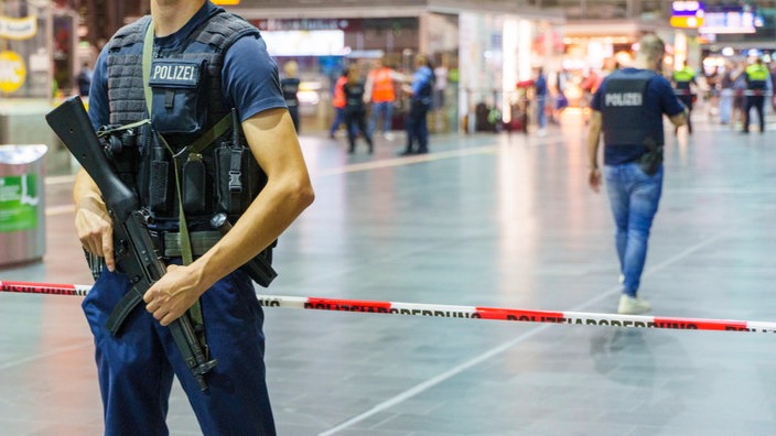 Die Spurensicherung ist im Einsatz. Am Frankfurter Hauptbahnhof hat ein Mann einen anderen Mann erschossen.