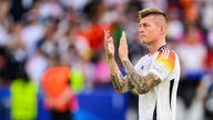  Toni Kroos bedankt sich nach dem Spiel bei den Fans für die Unterstützung