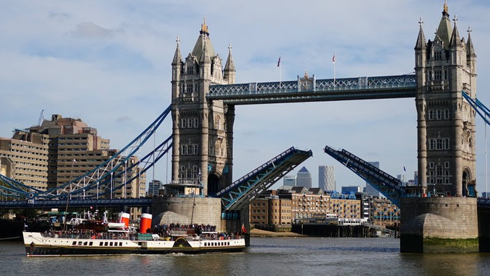Der seetüchtige Raddampfer «Waverley» fährt unter der Tower Bridge hindurch.