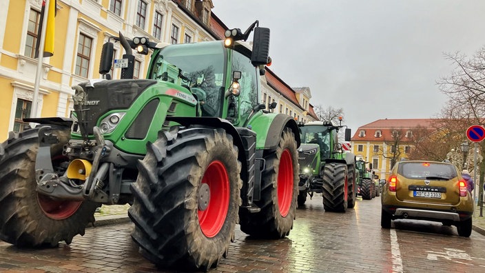 Mehrere Landwirte protestieren mit ihren Traktoren vor dem Landtag in Magdeburg gegen die Haushaltsbeschlüsse der Bundesregierung.