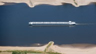 Ein Schiff fährt bei Köln auf dem Rhein.