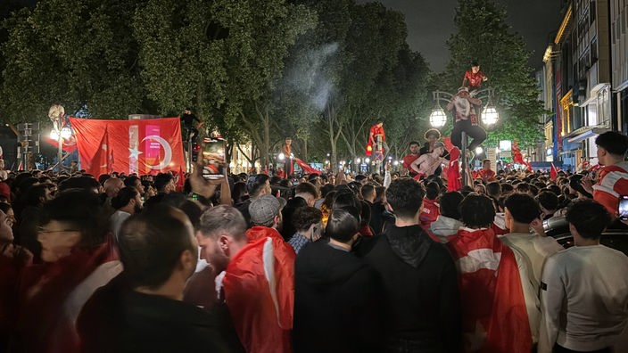 Fans der türkischen Nationalmannschaft feiern in Düsseldorf den Einzug ins EM-Viertelfinale