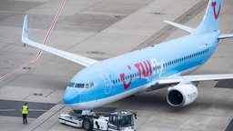 Ein Tui-Flugzeug wird auf dem Vorfeld des Düsseldorfer Flughafens 