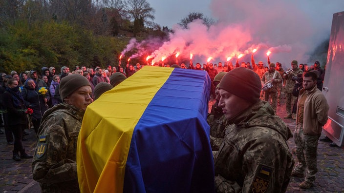 Mitglieder der ukrainischen Ehrengarde tragen den Sarg eines gefallenen Soldaten