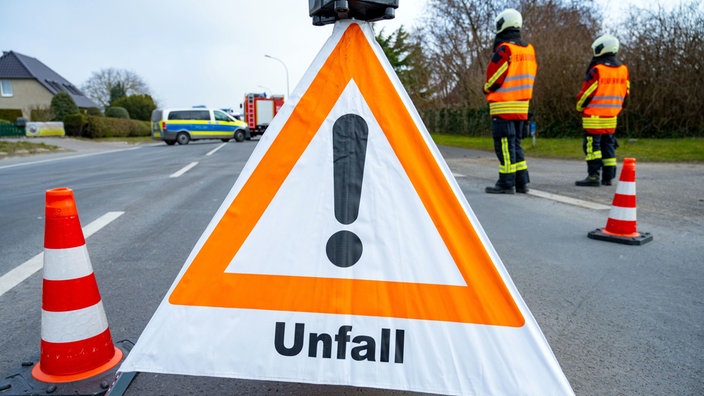 Ein Warndreieck steht nach einem Unfall auf einer Bundesstraße.