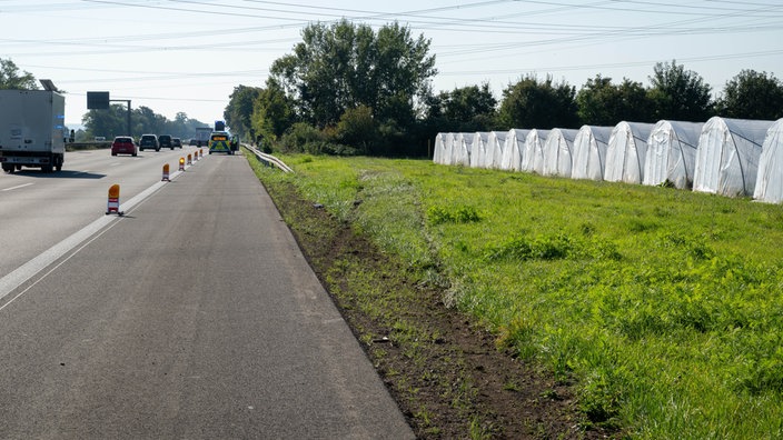 An der Unfallstelle ist keine Leitplanke, sondern eine Wiese neben der Fahrbahn.