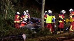 Feuerwehr entfernt Dach von Unfallauto