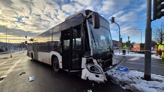 Ein Linienbus ist in Kreuztal mit einem Pkw zusammengestoßen.