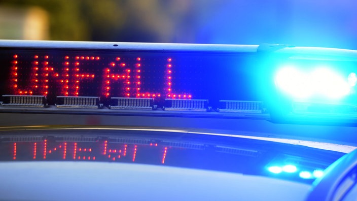 Das Wort "Unfall" ist auf einem Polizeiwagen zu lesen