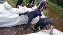 Helfer graben am 02.06.2016 in Hamminkeln (Nordrhein-Westfalen) einen Durchstich in den Deich der Issel, um den Pegel zu senken