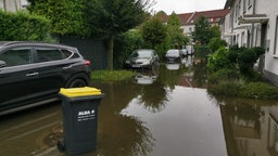 Umgestürzter Baum nach einem Unwetter auf einem Auto