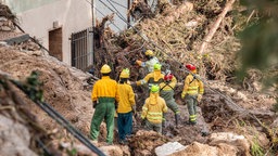 Feuerwehrleute arbeiten in einem betroffenen Gebiet